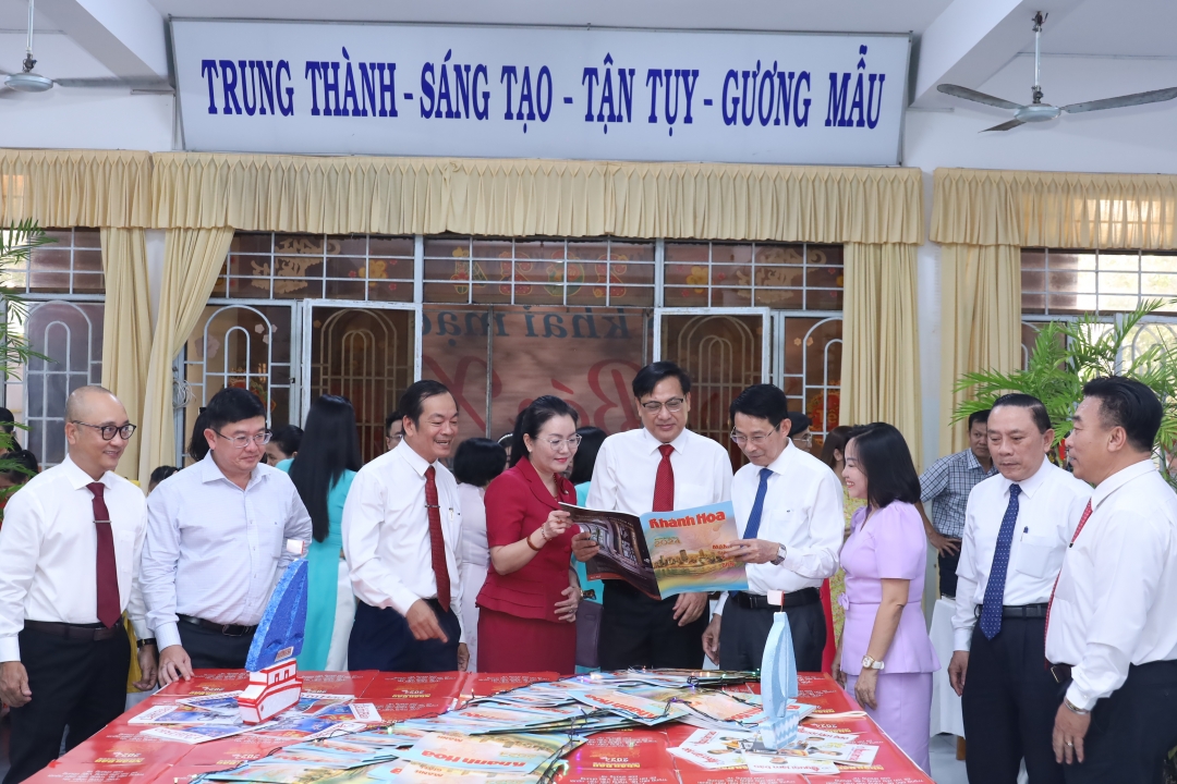 The representatives reading Khanh Hoa Newspaper’s special spring edition displayed at the Spring Newspaper Festival 

