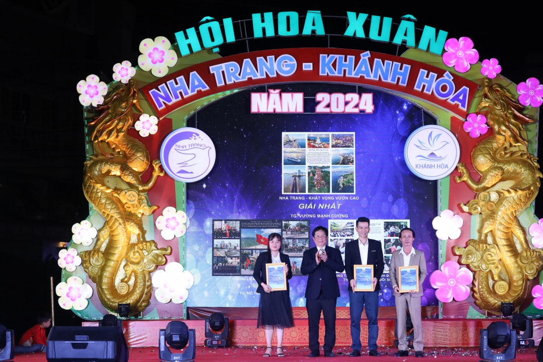 The leader of Nha Trang City presenting prizes of the art photo contest about Nha Trang City to the prize winners

