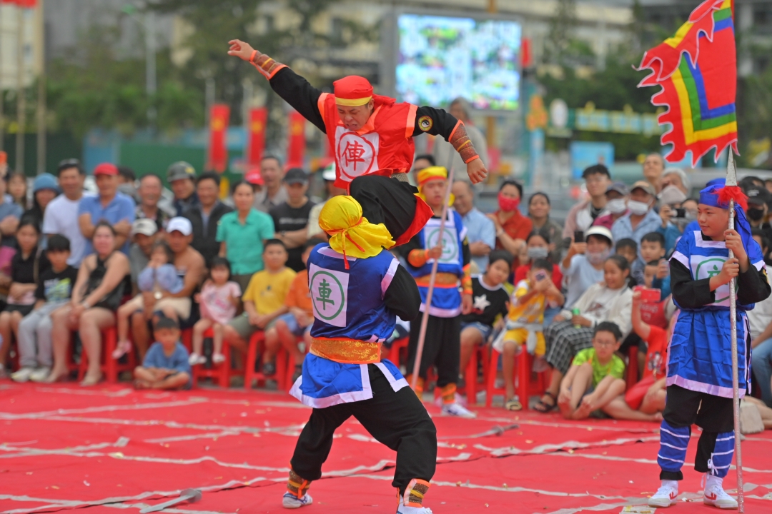 Human chess pieces performing martial art movements

