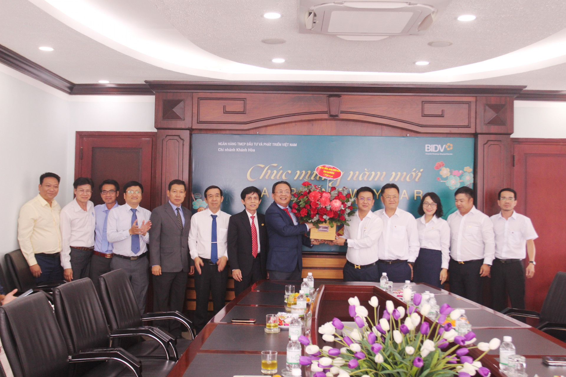 Đồng chí Lê Hữu Hoàng tặng hoa, chúc mừng Ngân hàng Thương mại Cổ phần Đầu tư và Phát triển Việt Nam Chi nhánh Khánh Hòa.