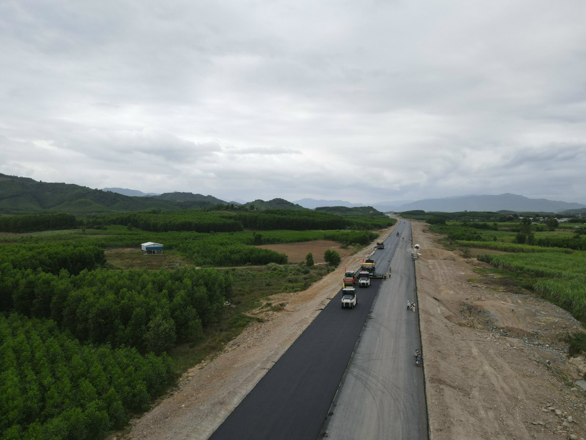 Một đoạn cao tốc Vân Phong - Nha Trang đã trải nhựa