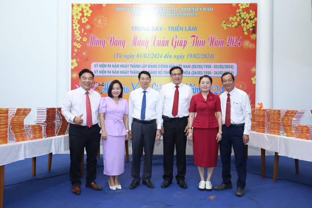 Khanh Hoa’s leadership posing for photo at an exhibition section

