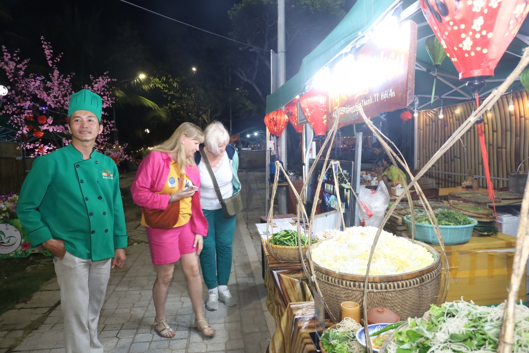 Foreign tourists showing an interest in a food stall 

