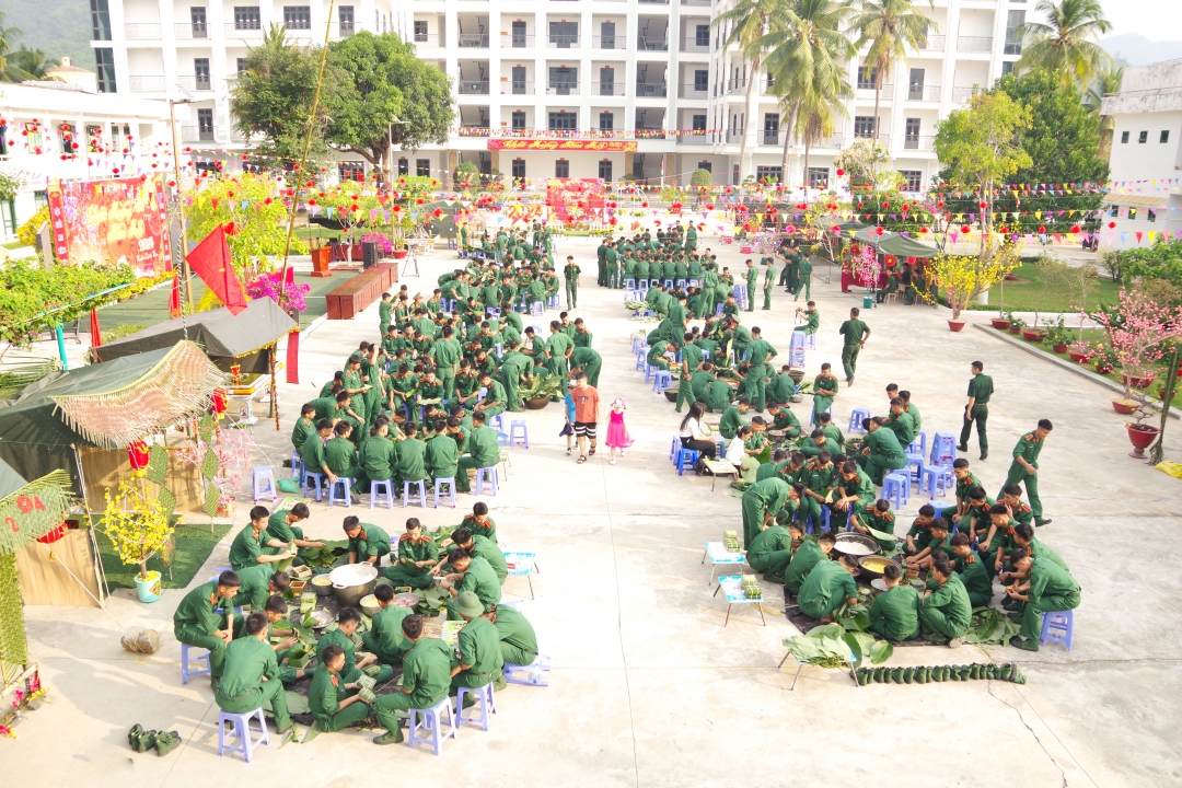 Các học viên thi gói bánh chưng.