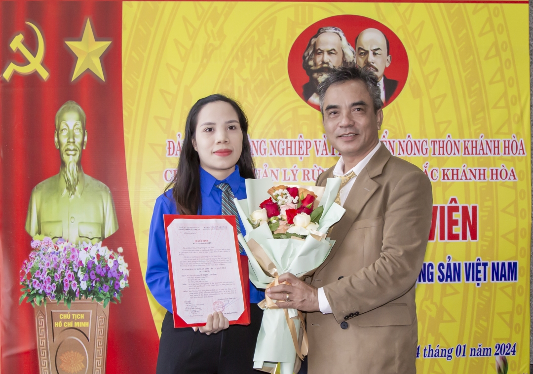 Đảng viên mới Vũ Thị Thanh Bình - cán bộ Ban Quản lý Rừng phòng hộ Bắc Khánh Hòa nhận quyết định kết nạp Đảng tại Khu tưởng niệm chiến sĩ Gạc Ma (huyện Cam Lâm).
