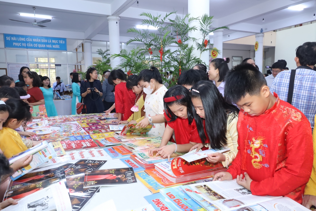 Children reading publications for children at the 2024 Spring Newspaper Festival 

