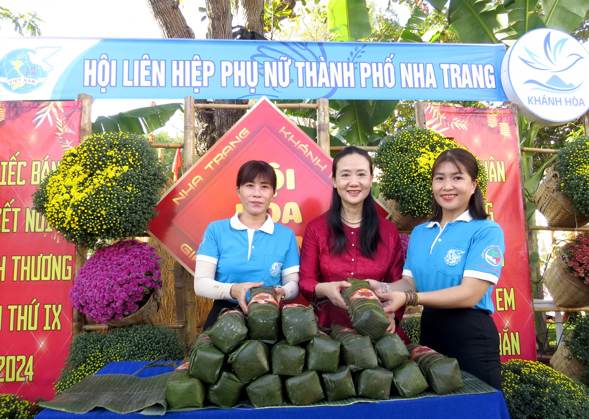 Bà Nguyễn Quỳnh Nga - Chủ tịch Hội Liên hiệp Phụ nữ tỉnh Khánh Hòa (ở giữa) tham gia hoạt động cùng các hội viên phụ nữ TP. Nha Trang.