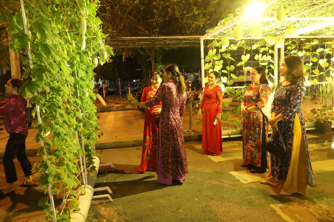 People wearing Ao dai visiting Nha Trang-Khanh Hoa Spring Flower Festival 2024

