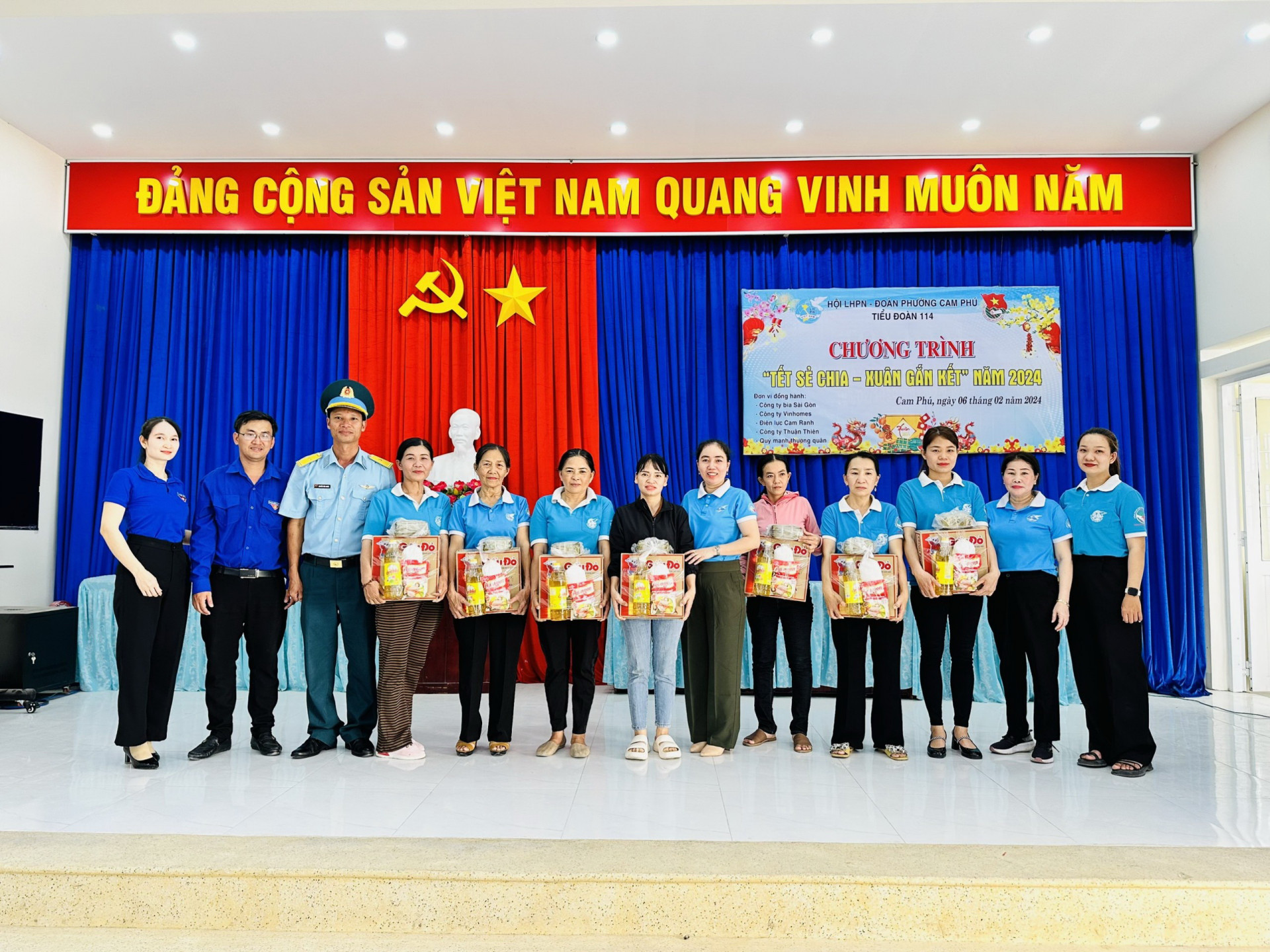 Tặng quà cho người dân có hoàn cảnh khó khăn trên địa bàn phường Cam Phú, TP. Cam Ranh.