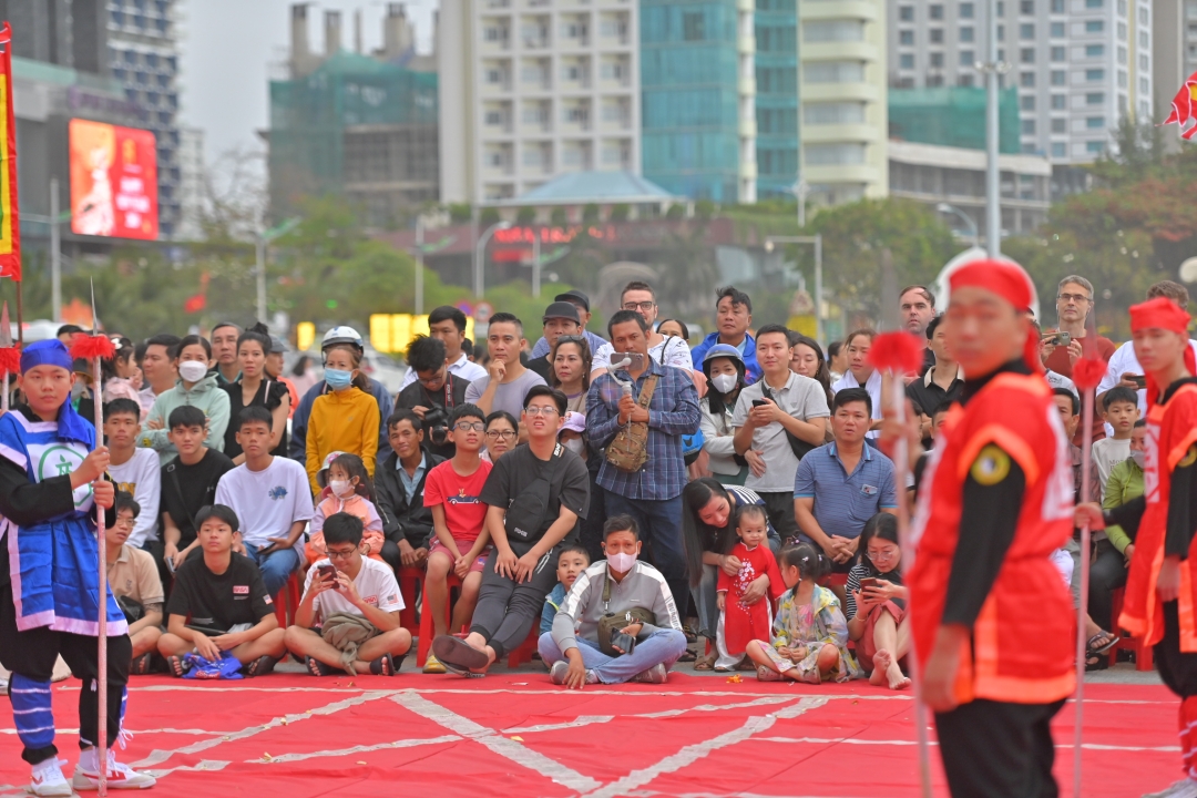 A lot of local people and tourists see the match

