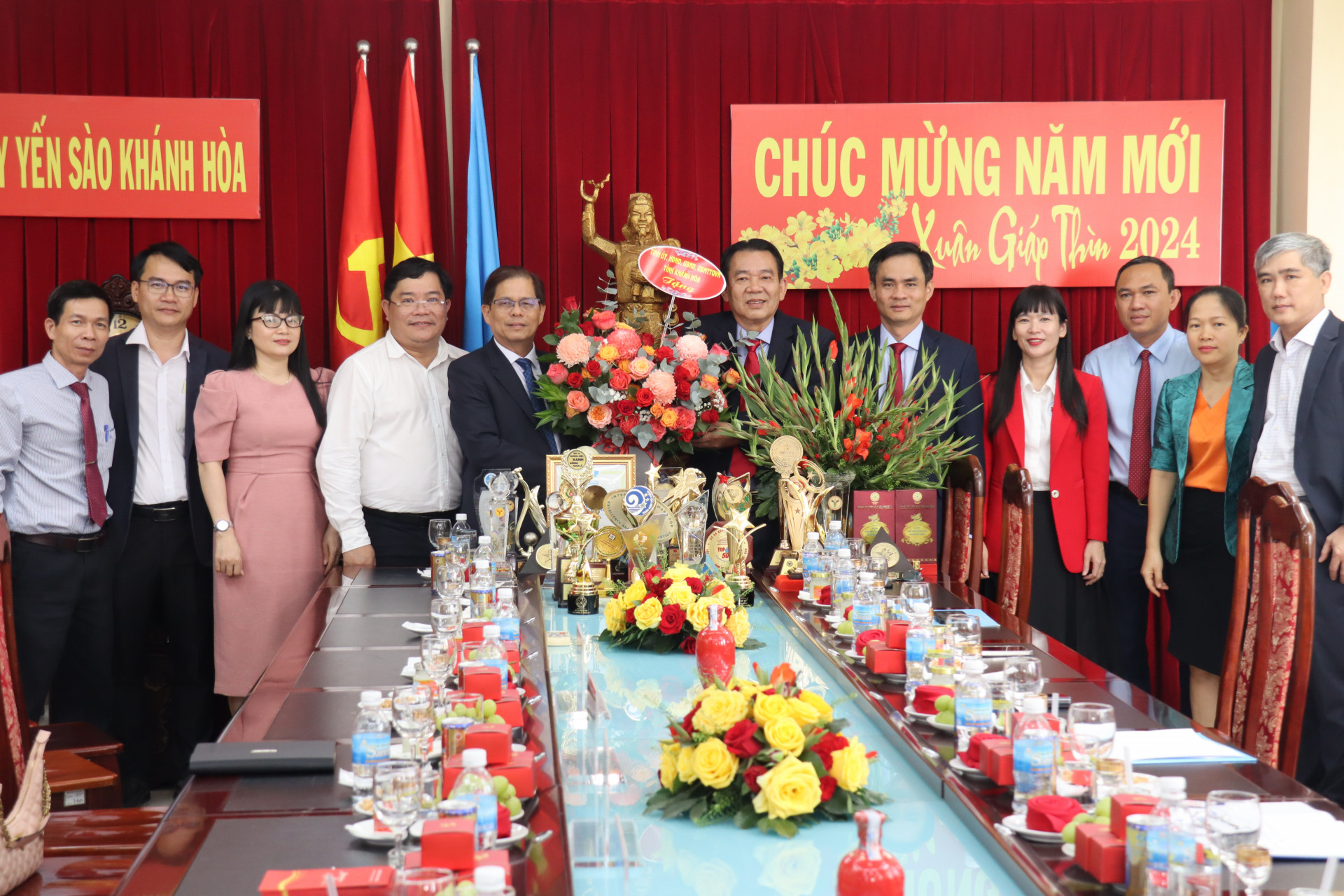 Chủ tịch UBND tỉnh Nguyễn Tấn Tuân tặng hoa chúc mừng năm mới Công ty TNHH Nhà nước một thành viên Yến sào Khánh Hòa