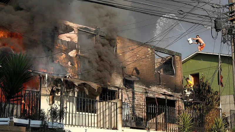 Cháy rừng lan tới nhiều nhà dân ở Vina Del Mar của Chile. Ảnh REUTERS

