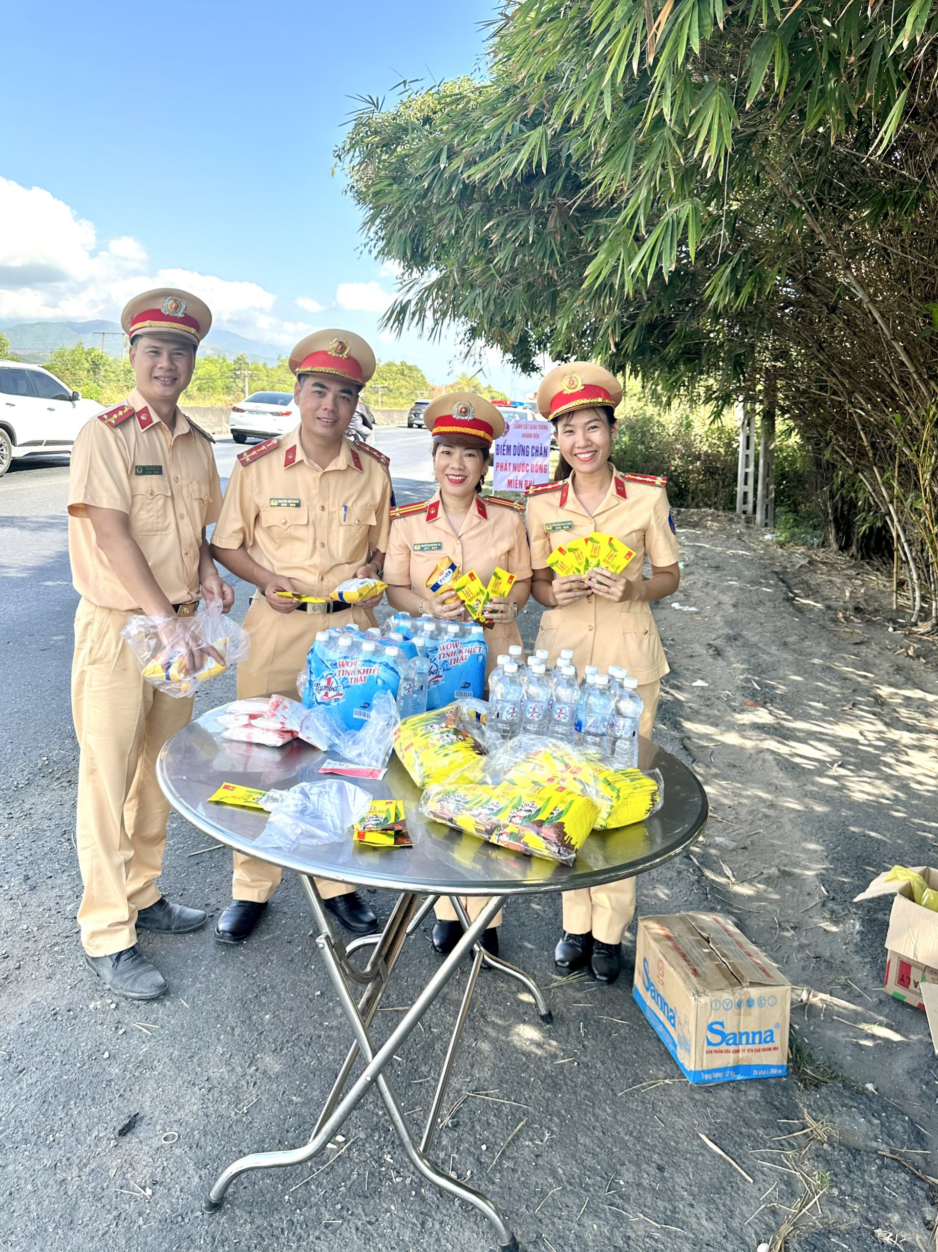 Lực lượng CSGT tại Trạm Cam Ranh niềm nở chờ đón người dân ghé điểm dừng chân