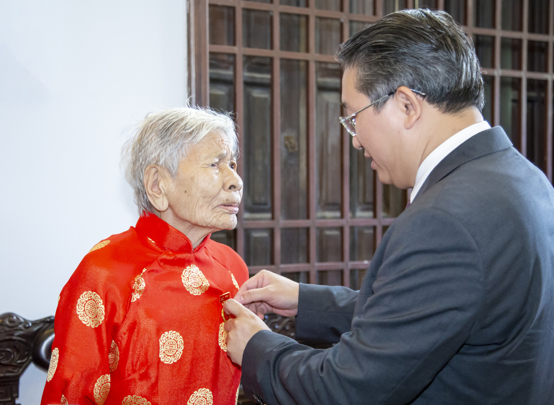 Bí thư Tỉnh ủy Nguyễn Hải Ninh trao Huy hiệu Đảng cho bà Lương Thị Dung
