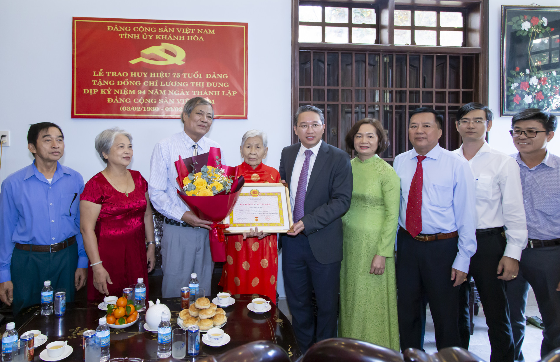 Lãnh đạo tỉnh và xã phước đồng chụp ảnh lưu niệm với gia đình đảng viên Lương Thị Dung