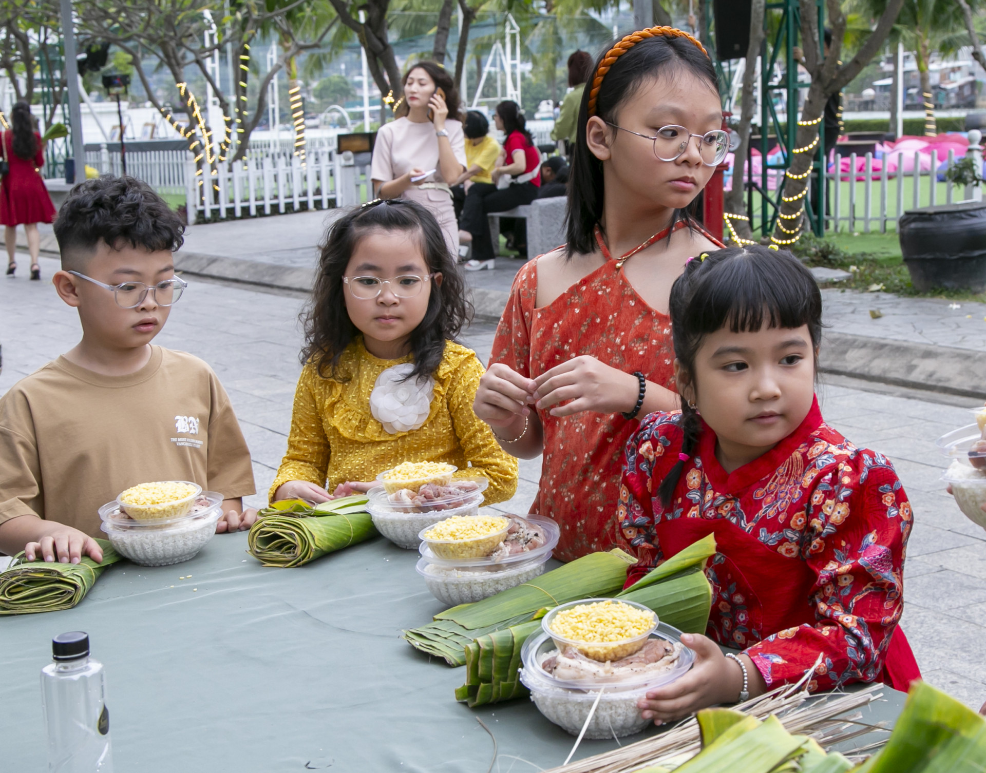 Các em nhỏ chuẩn bị gói bánh