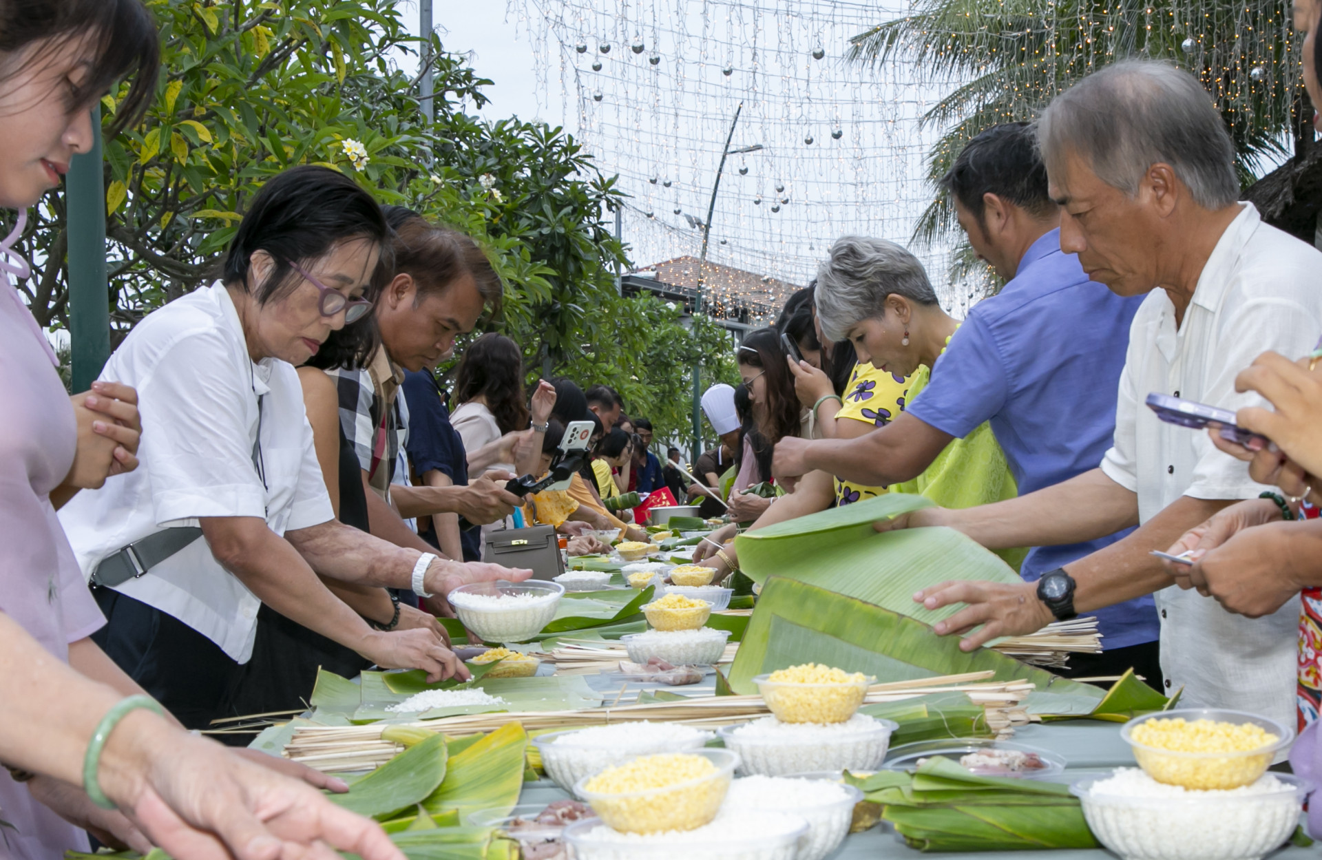 Hàng trăm người trổ tài khéo tay của mình