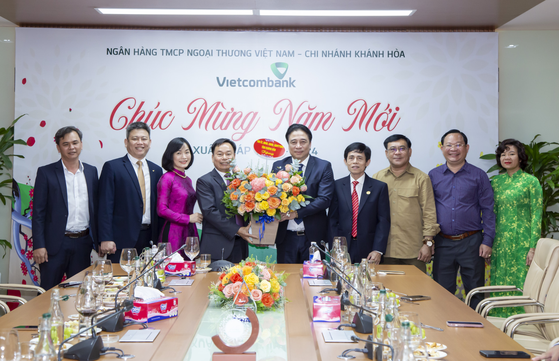 Lãnh đạo tỉnh tặng hoa chúc tết Vietcombank Khánh Hòa