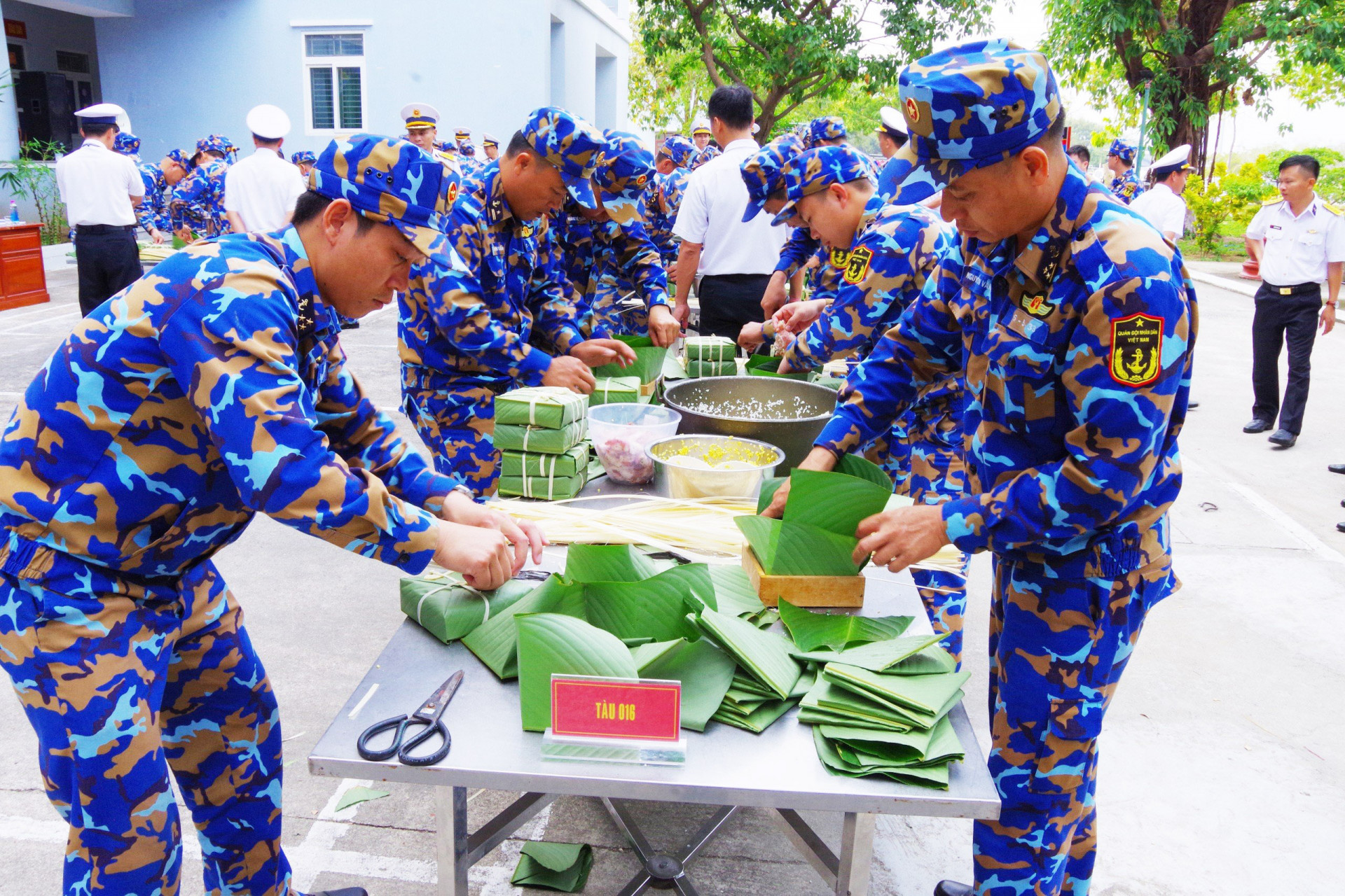 Các đội tuyển tập trung thể hiện tay nghề gói bánh chưng xanh truyền thống.