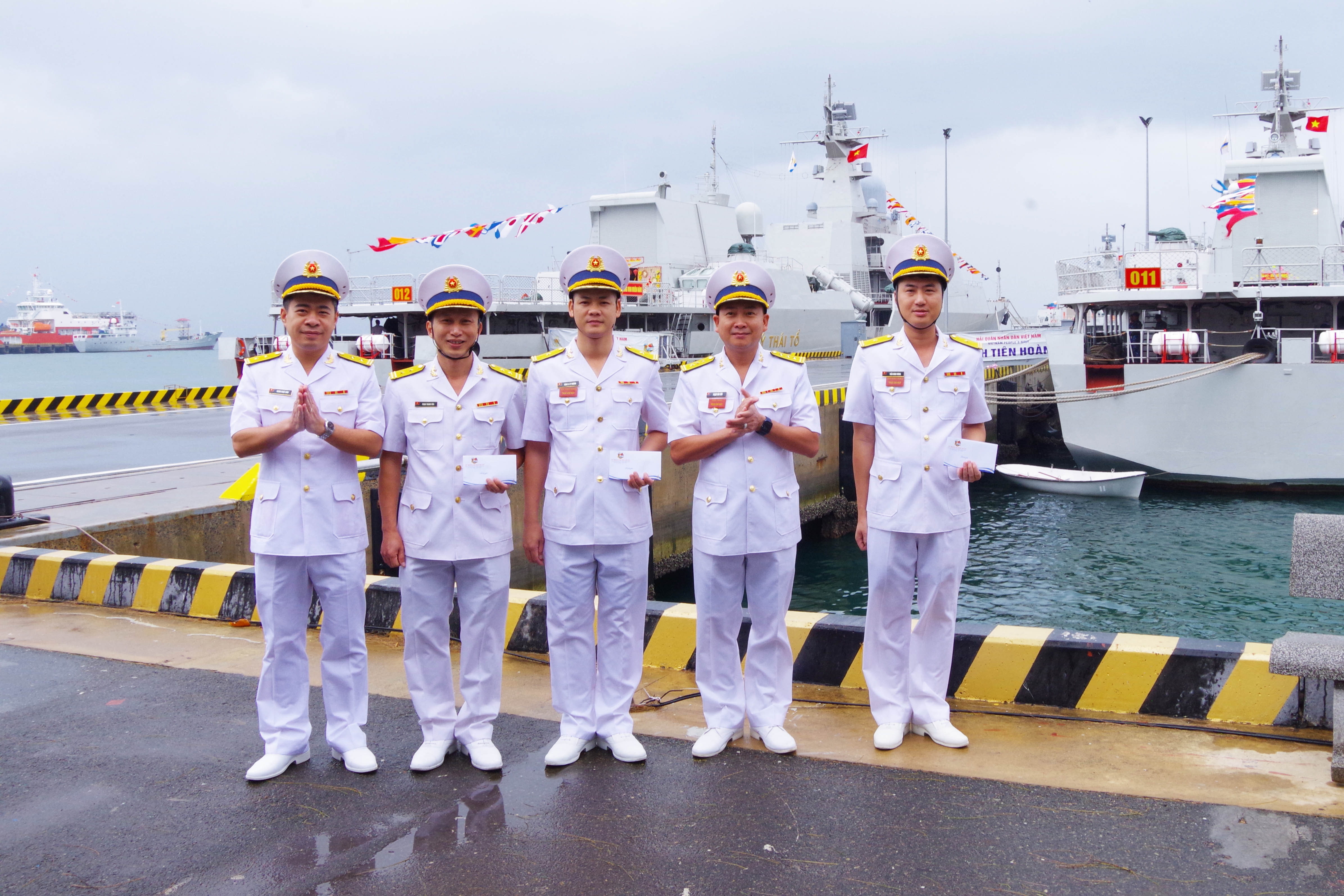 Ban tổ chức trao giải cho các tàu đạt giải Nhất