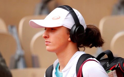 tay vợt nữ số một thế giới Swiatek bị loại sốc bởi tay vợt người Nga hạng 40 thế giới 