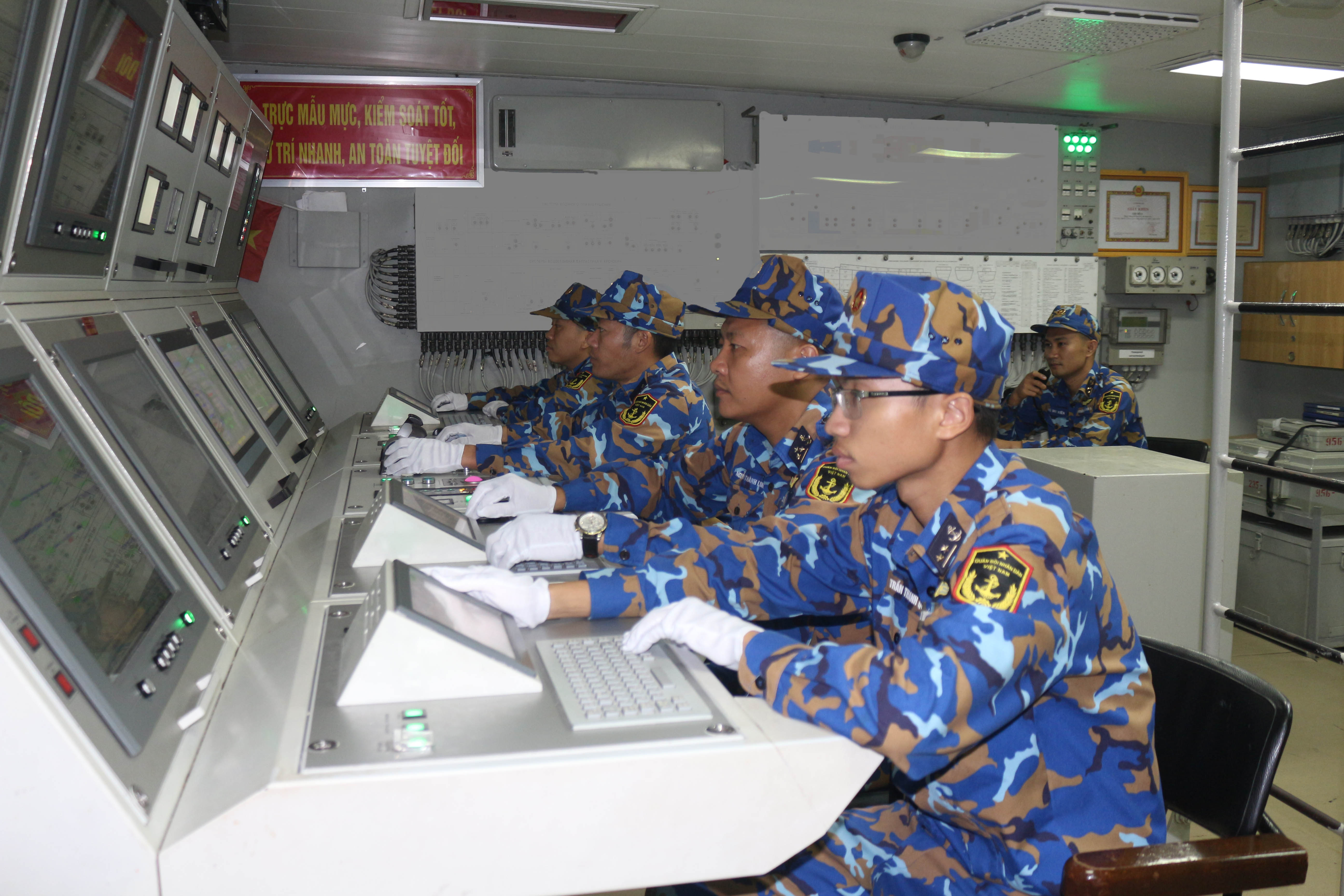 Theo dõi thông số kỹ thuật tại trung tâm chỉ huy ngành cơ điện tàu 015-Trần Hưng Đạo