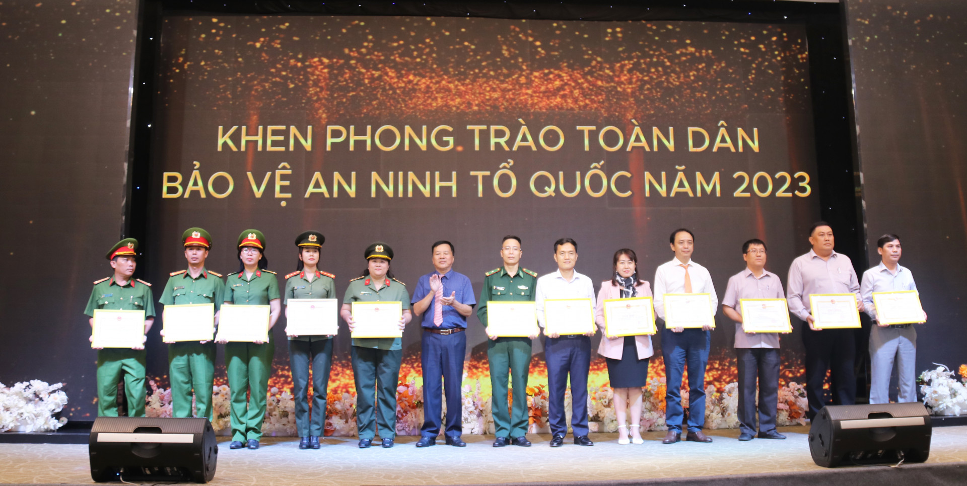 Ông Trần Xuân Lãm, Phó Bí thư Thường trực Thành ủy Nha Trang trao giấy khen cho các tập thể xuất sắc