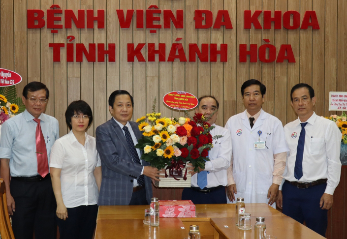 Phó Bí thư Tỉnh ủy Hà Quốc Trị thăm một số cơ sở y tế