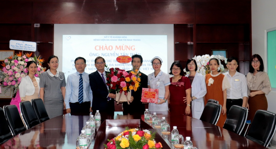 Ông Nguyễn Tấn Tuân thăm và chúc mừng đội ngũ y, bác sĩ Bệnh viện Đa khoa Tâm Trí Nha Trang