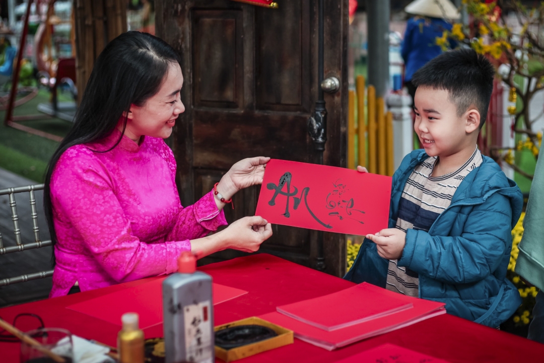 Nhân dân đón Tết vui tươi, an toàn, tiết kiệm, nghĩa tình