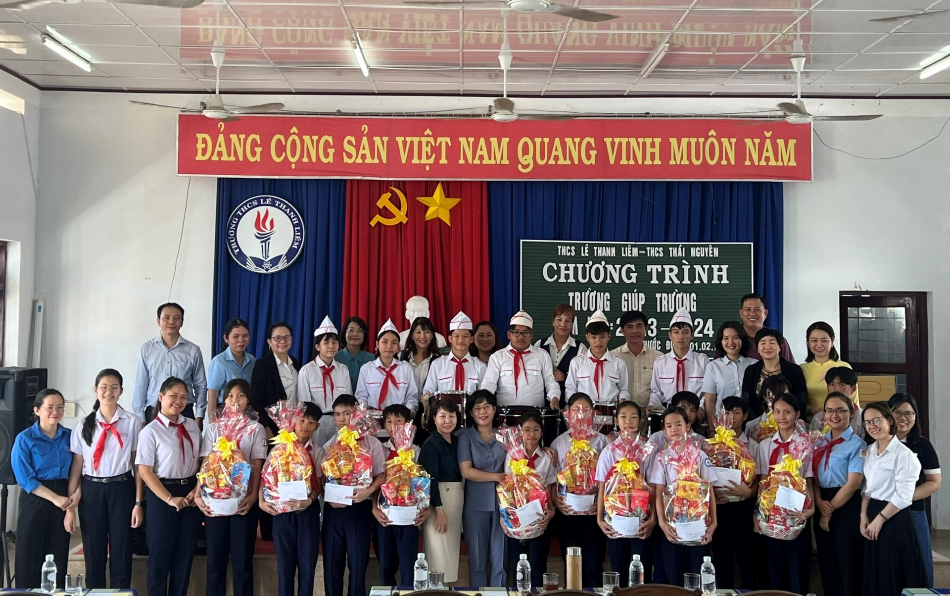 Trường THCS Thái Nguyên tặng quà cho học sinh Trường THCS Lê Thanh Liêm. 