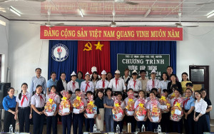 Trường THCS Thái Nguyên: Tặng quà cho 2 trường THCS