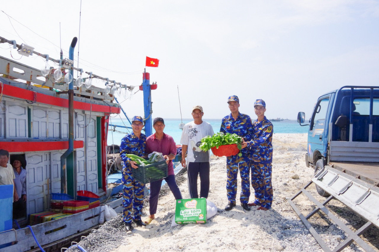 Hỗ trợ lương thực, thực phẩm cho ngư dân.