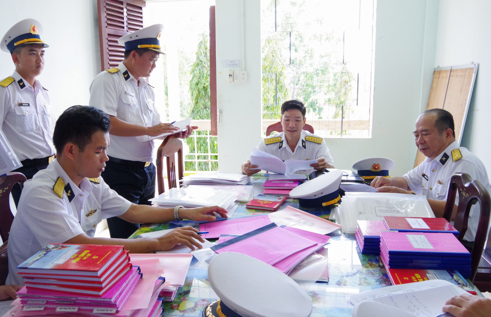 Kiểm tra văn kiện, sổ sách công tác đảng, công tác chính trị chuẩn bị cho ra quân huấn luyện.