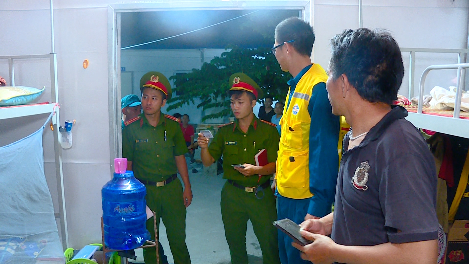 Công an xã Ninh Phước, thị xã Ninh Hòa rà soát đối tượng tình nghi tại các khu nhà cho thuê.