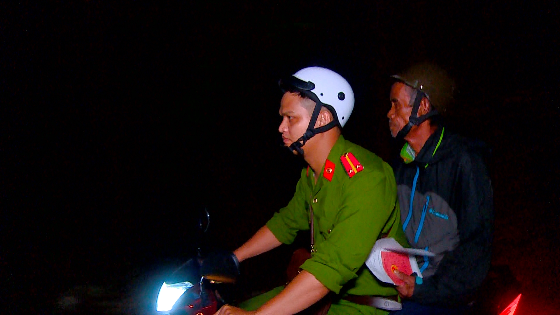 Công an xã Khánh Hiệp, huyện Khánh Vĩnh hỗ trợ đưa những người cao tuổi của địa phương đến các địa điểm làm thủ tục cấp CCCD trong xã