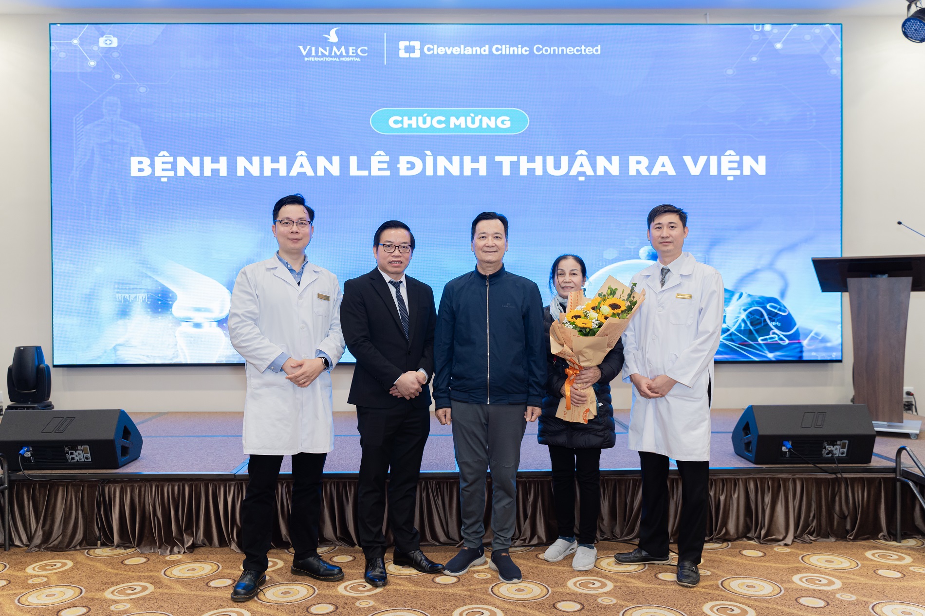 Bệnh nhân Thuận (chính giữa) ra viện trong niềm vui của gia đình và ekip y bác sĩ điều trị.