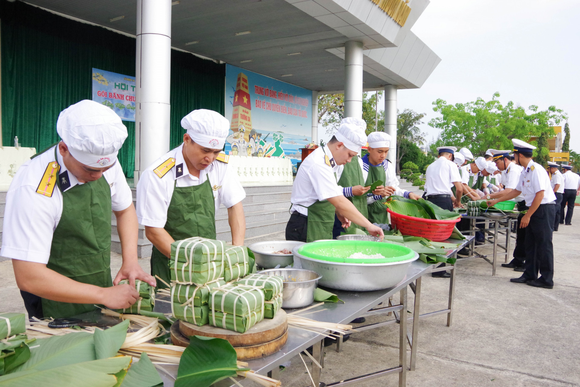 Các đội thi gói bánh.