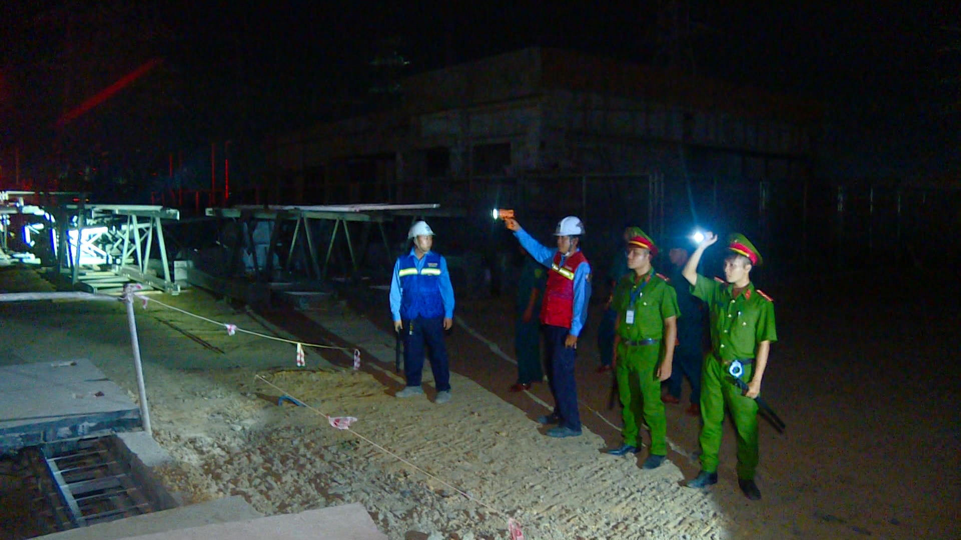 Công an xã Ninh Phước, thị xã Ninh Hòa phối hợp với lực lượng bảo vệ công trường dự án Nhiệt điện BOT Vân Phong 1 tuần tra đảm bảo ANTT.