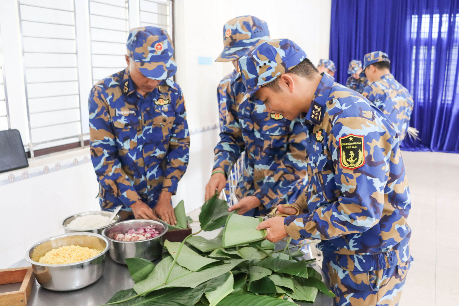 Các đội thi gói bánh.