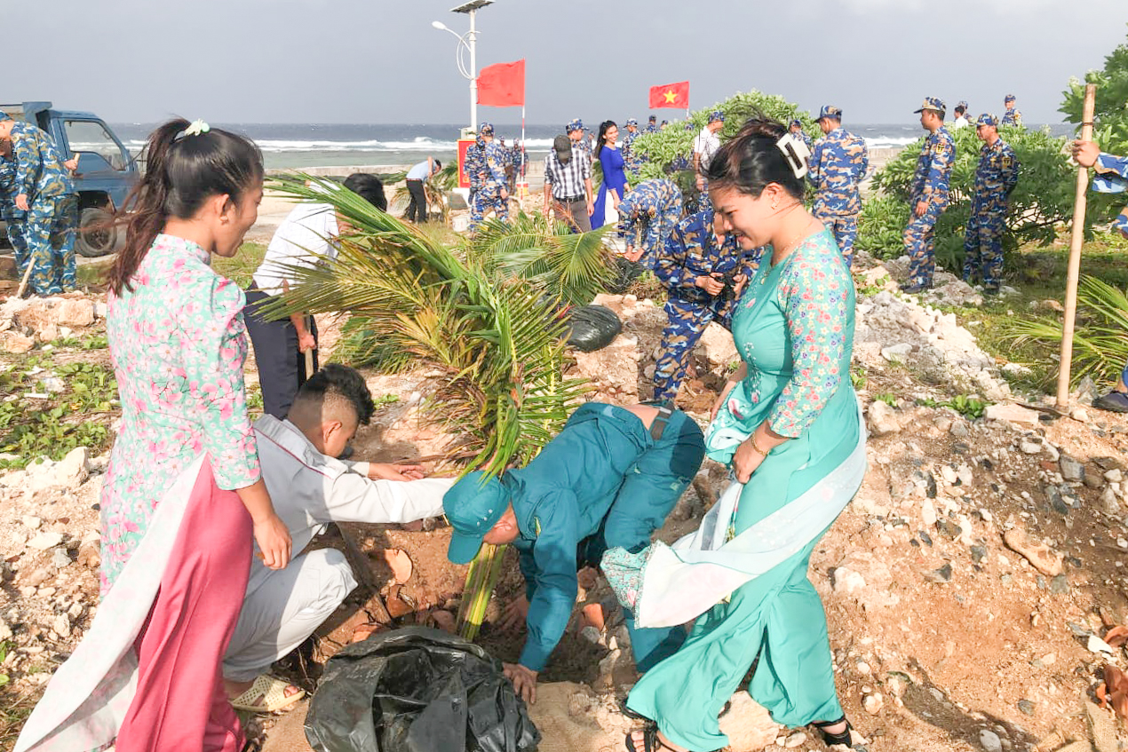 Cán bộ, chiến sĩ và nhân dân đảo Song Tử Tây tham gia hoạt động hưởng ứng Tết trồng cây.