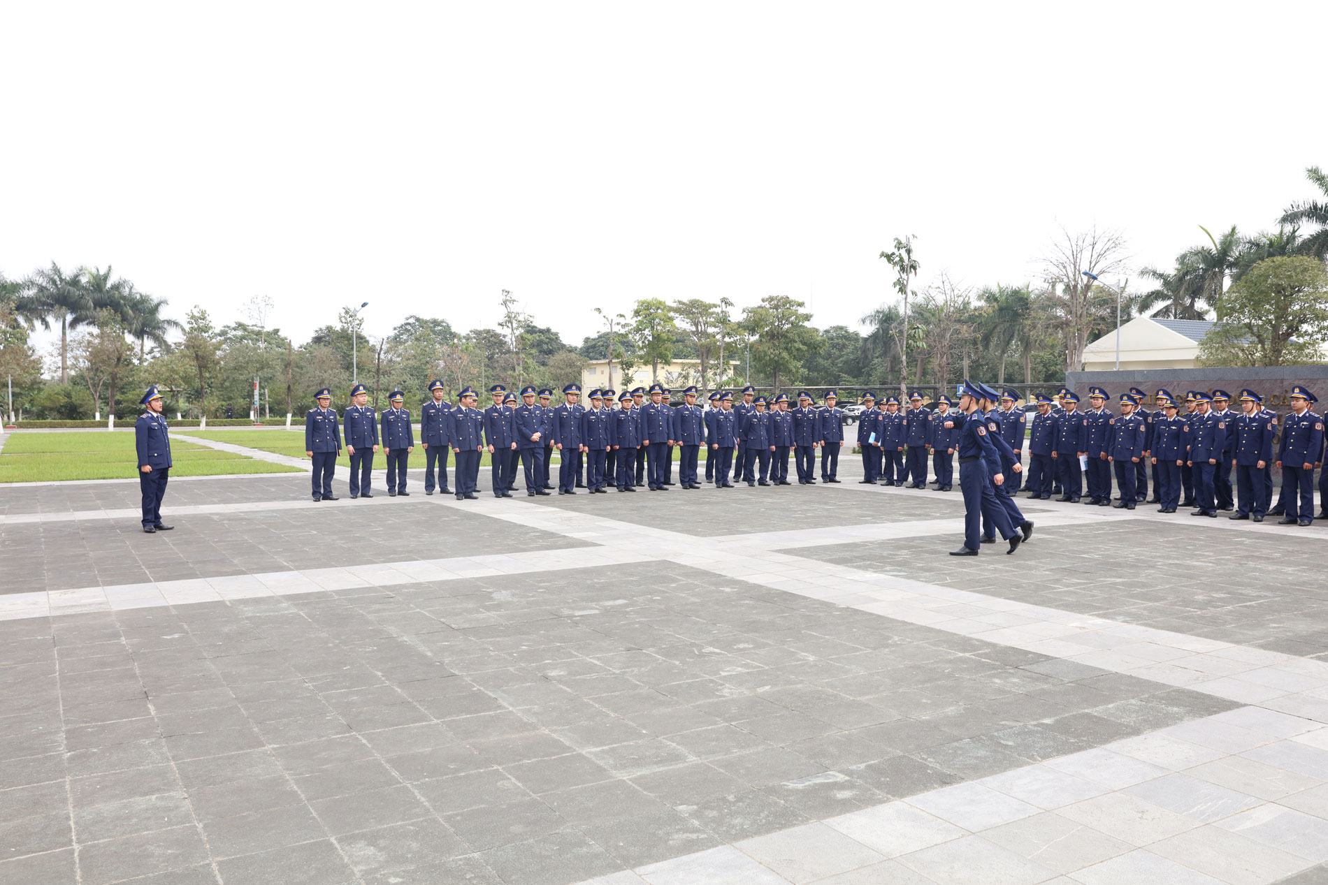 Tập huấn nội dung điều lệnh đội ngũ.
