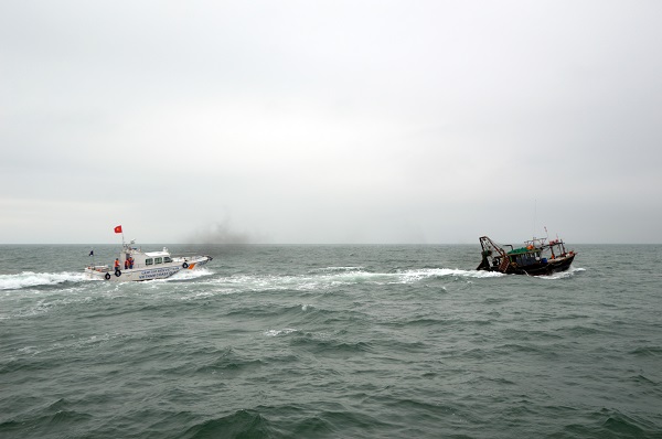 Lực lượng Cảnh sát biển Việt Nam tuyên truyền, yêu cầu ngư dân chấp hành nghiêm quy định khai thác hải sản trên vùng biển giáp ranh.