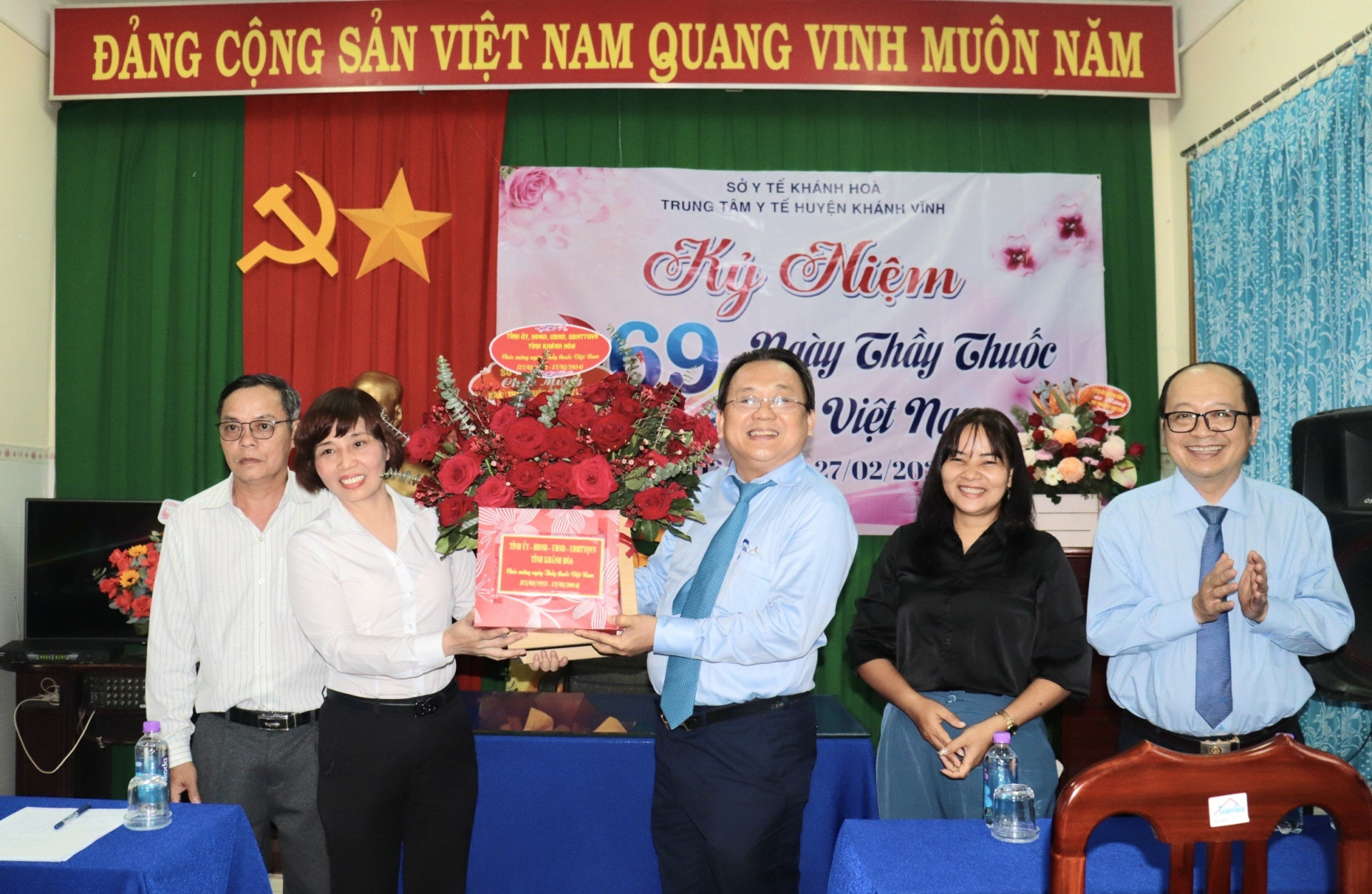 Đồng chí Lê Hữu Hoàng thăm, chúc mừng Trung tâm Y tế huyện Khánh Vĩnh