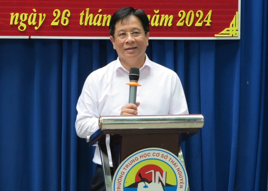Ông Hồ Văn Mừng phát biểu chúc mừng, động viên các học sinh và tập thể Trường THCS Thái Nguyên.
