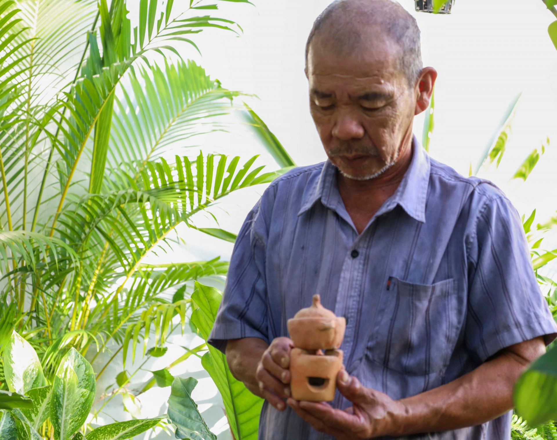Ông Lê Văn Chưởng, một trong những người làm gốm lâu nhất 
ở làng Lư Cấm hiện nay.