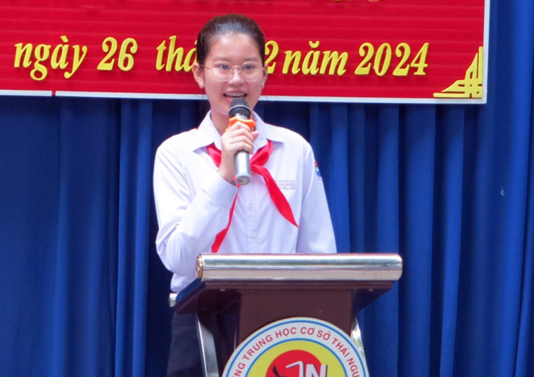 Em Đặng Cát Tiên phát biểu gửi lời cảm ơn đến các cấp lãnh đạo thành phố, nhà trường, thầy cô và gia đình đã quan tâm, tạo điều kiện cho em học tập, phấn đấu.
