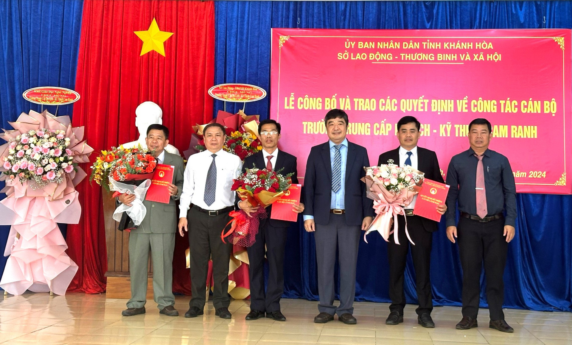 Ông Tạ Hồng Quang - Giám đốc Sở Lao động - Thương binh và Xã hội trao các quyết định và tặng hoa chúc mừng tập thể Trường Trung cấp Du lịch - Kỹ thuật Cam Ranh.