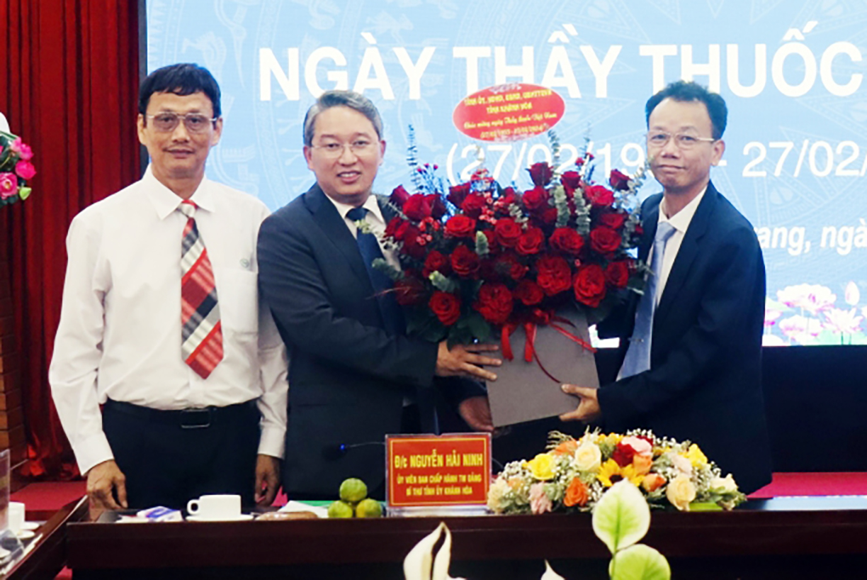 Bí thư Tỉnh ủy Nguyễn Hải Ninh tặng hoa chúc mừng Viện Vắc xin và Sinh phẩm Y tế nhân kỷ niệm 69 năm Ngày Thầy thuốc Việt Nam
