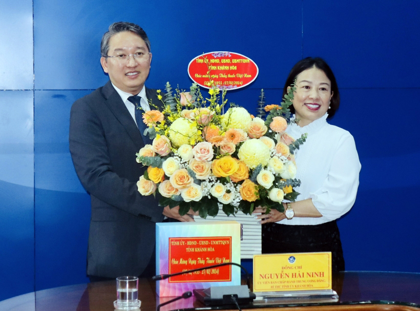 Bí thư Tỉnh ủy Nguyễn Hải Ninh tặng hoa chúc mừng Viện Pasteur Nha Trang
